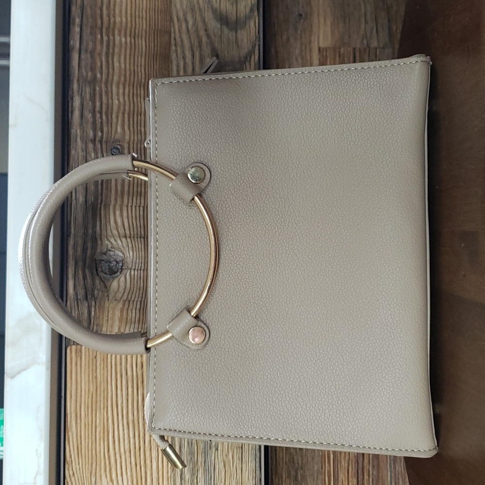 NWOT Crossbody purse with attachable strap - Picture 2 of 9